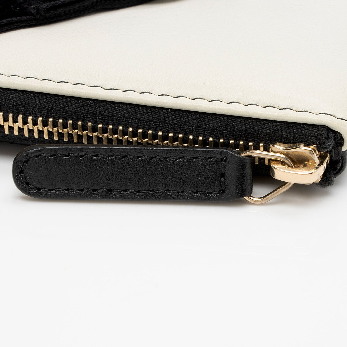 Chanel Lambskin Camellia Medium O-Case (SHF-mX1U89)