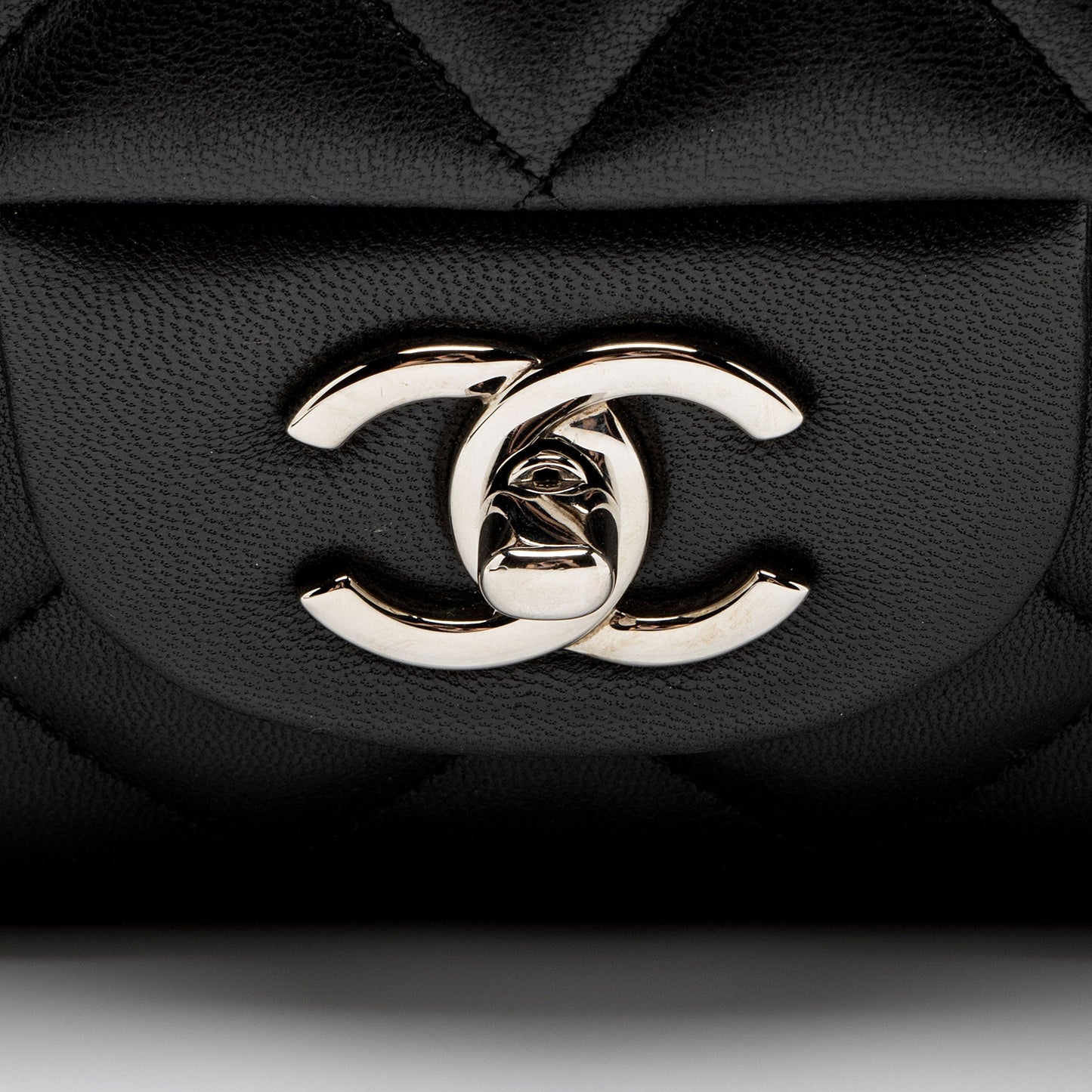 Chanel Lambskin Classic Maxi Single Flap Bag (SHF-zrKD0o)