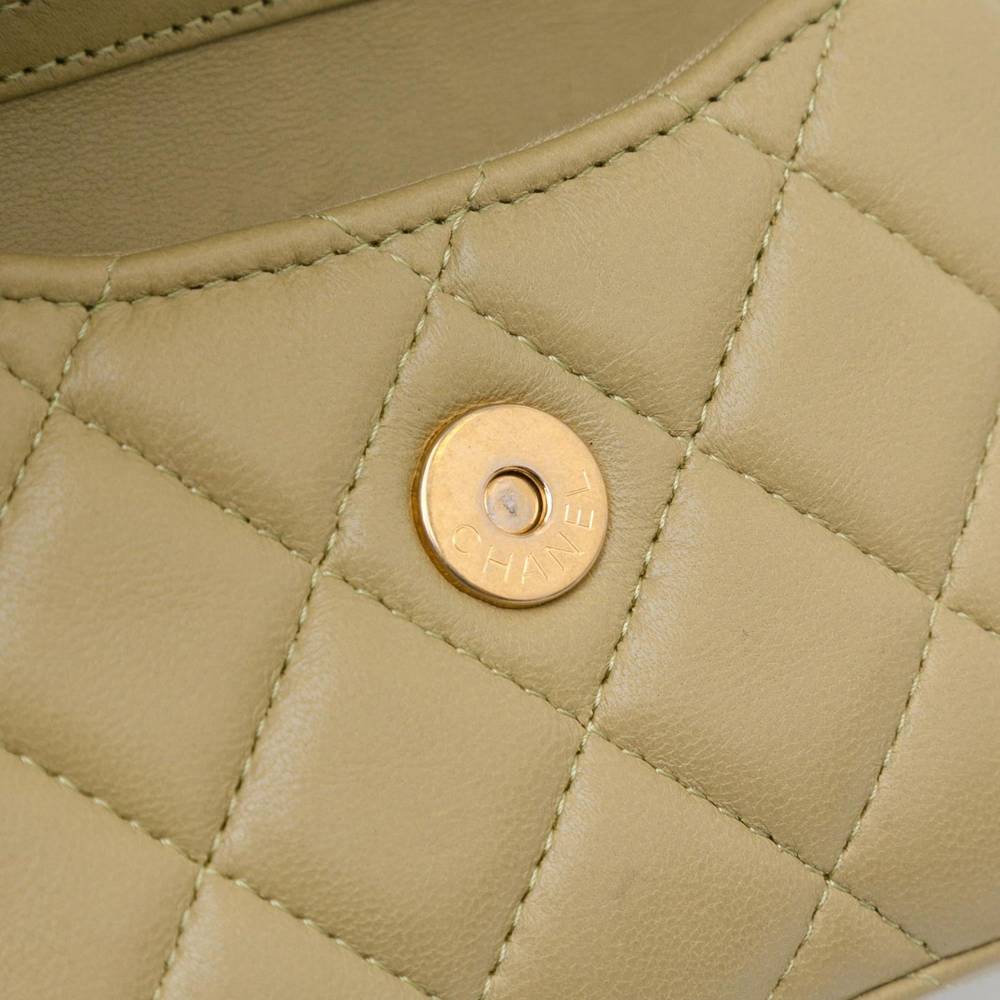 Chanel Lambskin Enamel Coco Hearts Clutch with Chain (SHG-eIwWFs)