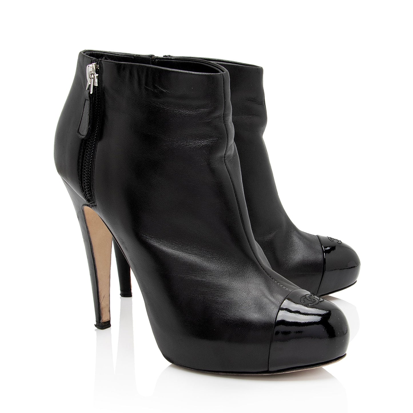 Luxury Chanel Patent Leather CC Cap Toe Booties - Size 9 / 39 (SHF-xN97GM)