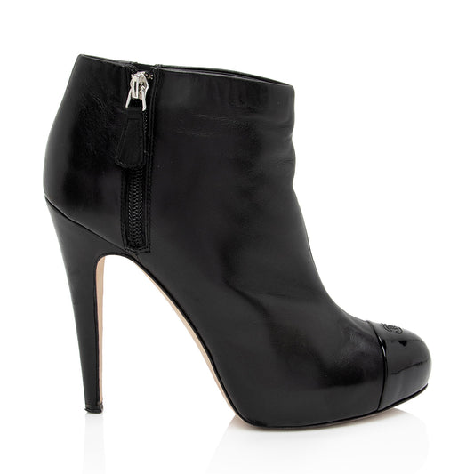 Luxury Chanel Patent Leather CC Cap Toe Booties - Size 9 / 39 (SHF-xN97GM)
