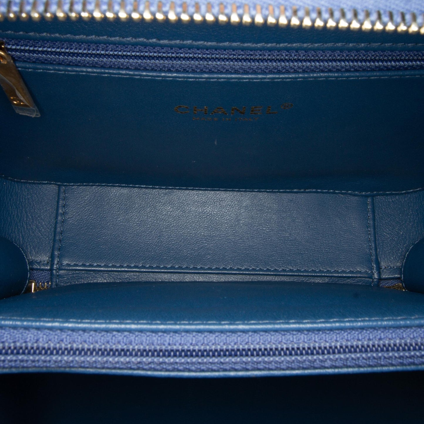 Chanel Medium CC Filigree Caviar Vanity Case (SHG-R0dFDb)