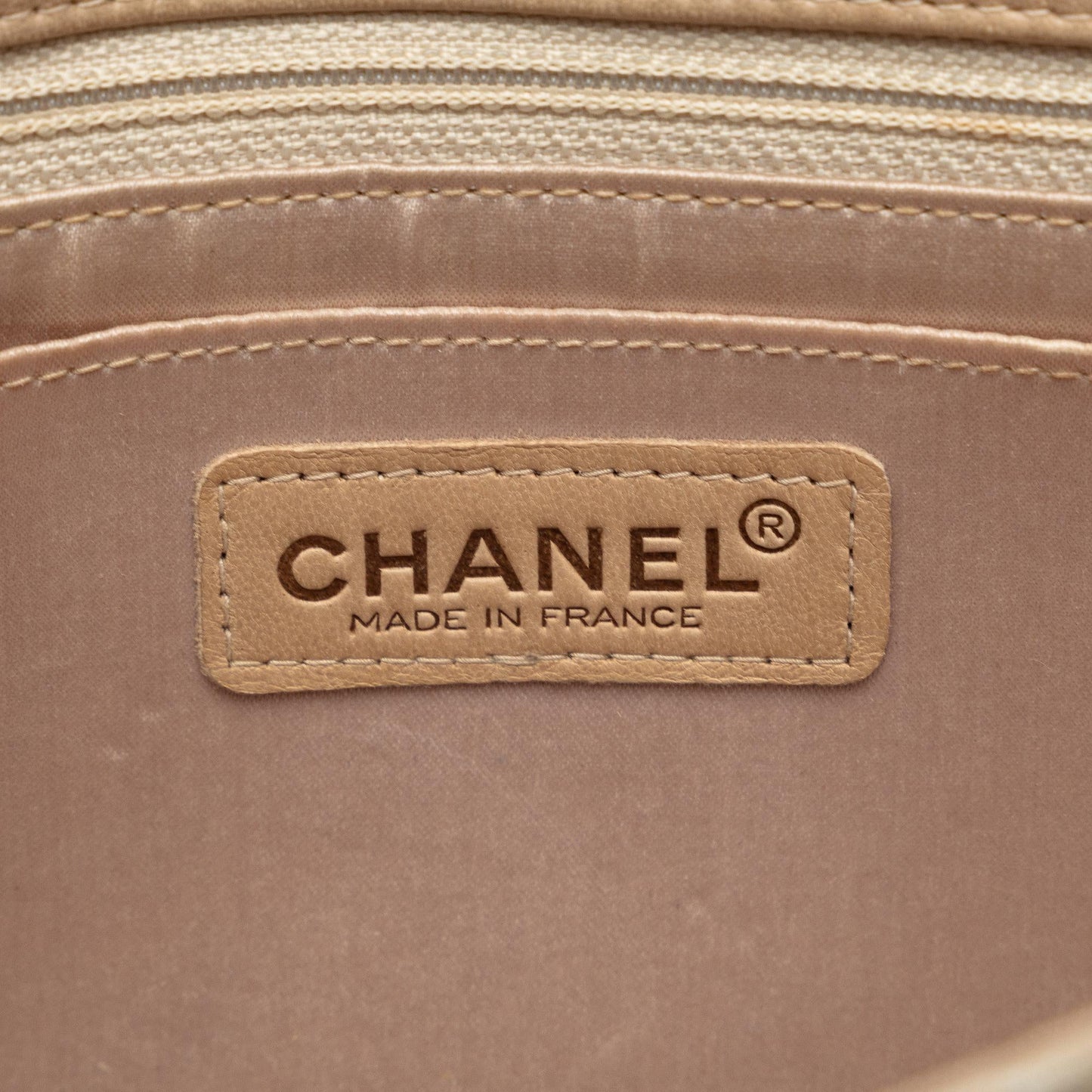 Chanel Medium New Travel Line Classic Flap Single (SHG-hou8eK)