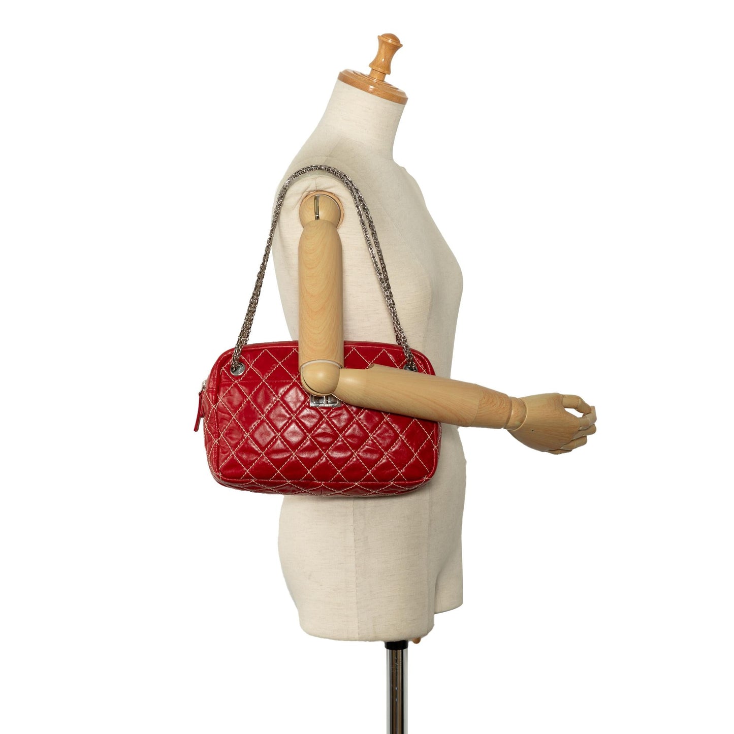 Chanel Medium Quilted Reissue Camera Bag (SHG-kPyxIN)