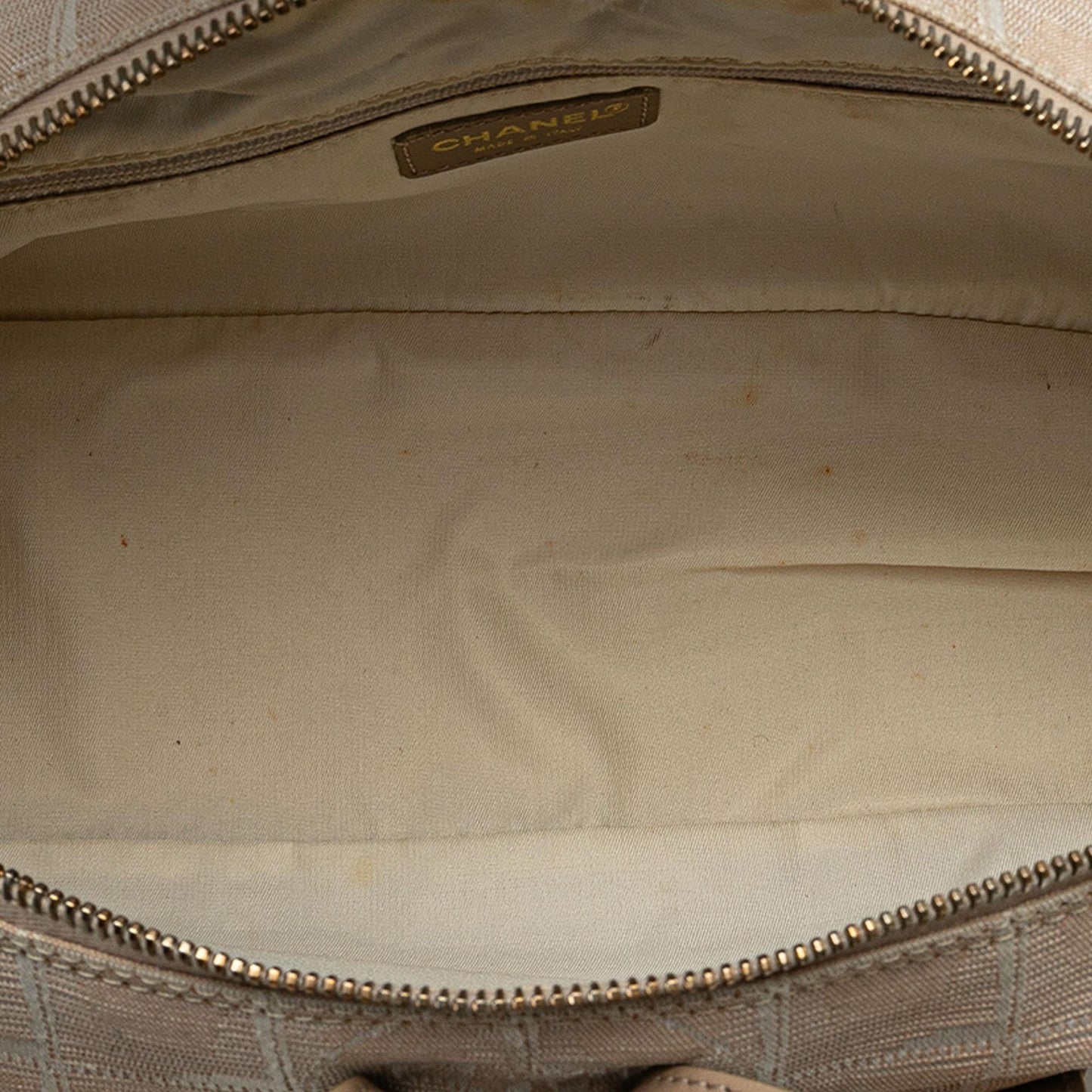 Chanel New Travel Line Handbag (SHG-dh5N6J)