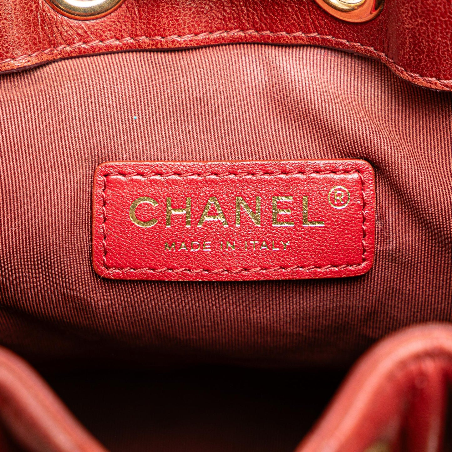 Chanel Paris Cosmopolite Small Chevron Lambskin Bucket Bag (SHG-3IzII1)