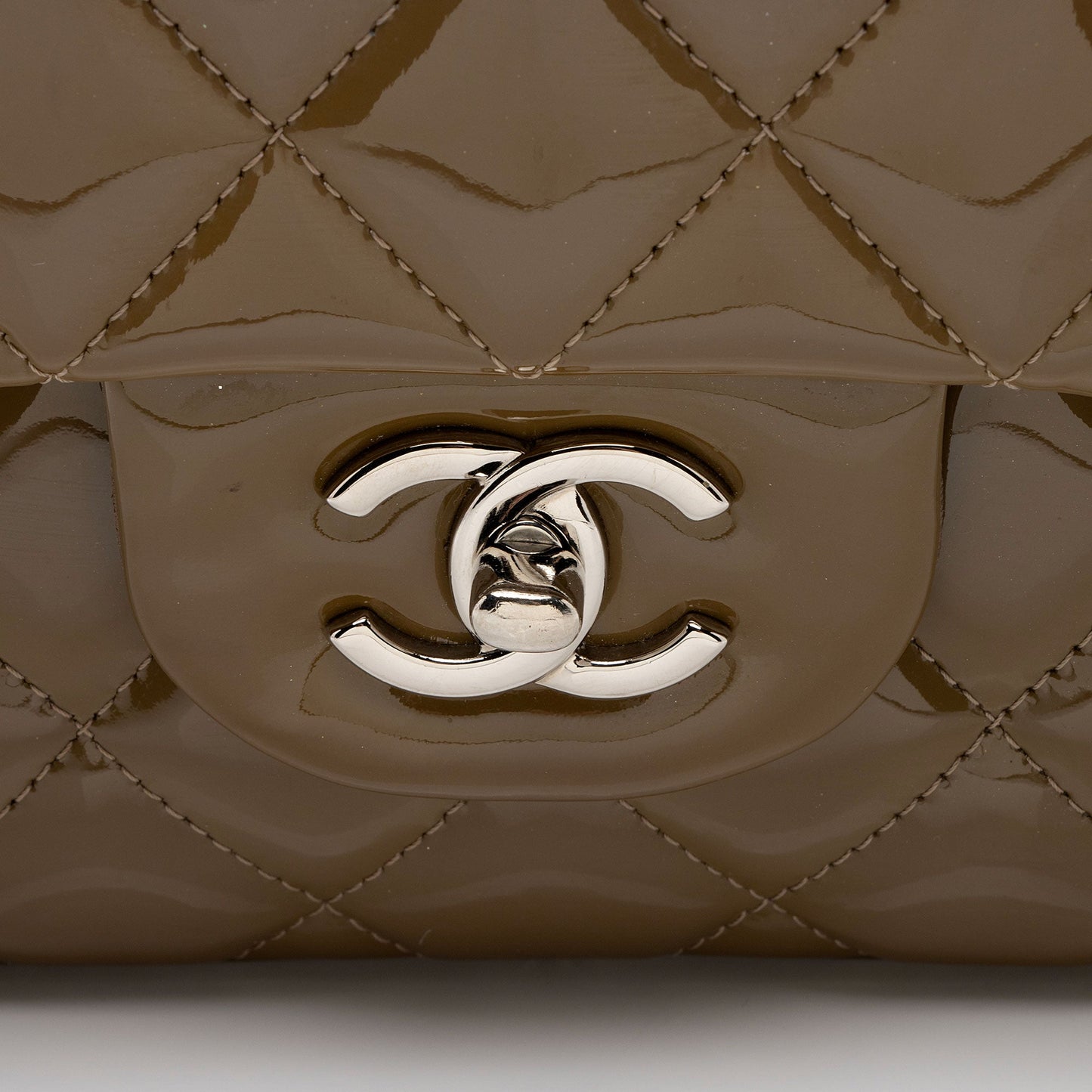 Chanel Patent Leather Classic Jumbo Double Flap Bag (SHF-jE6UCt)