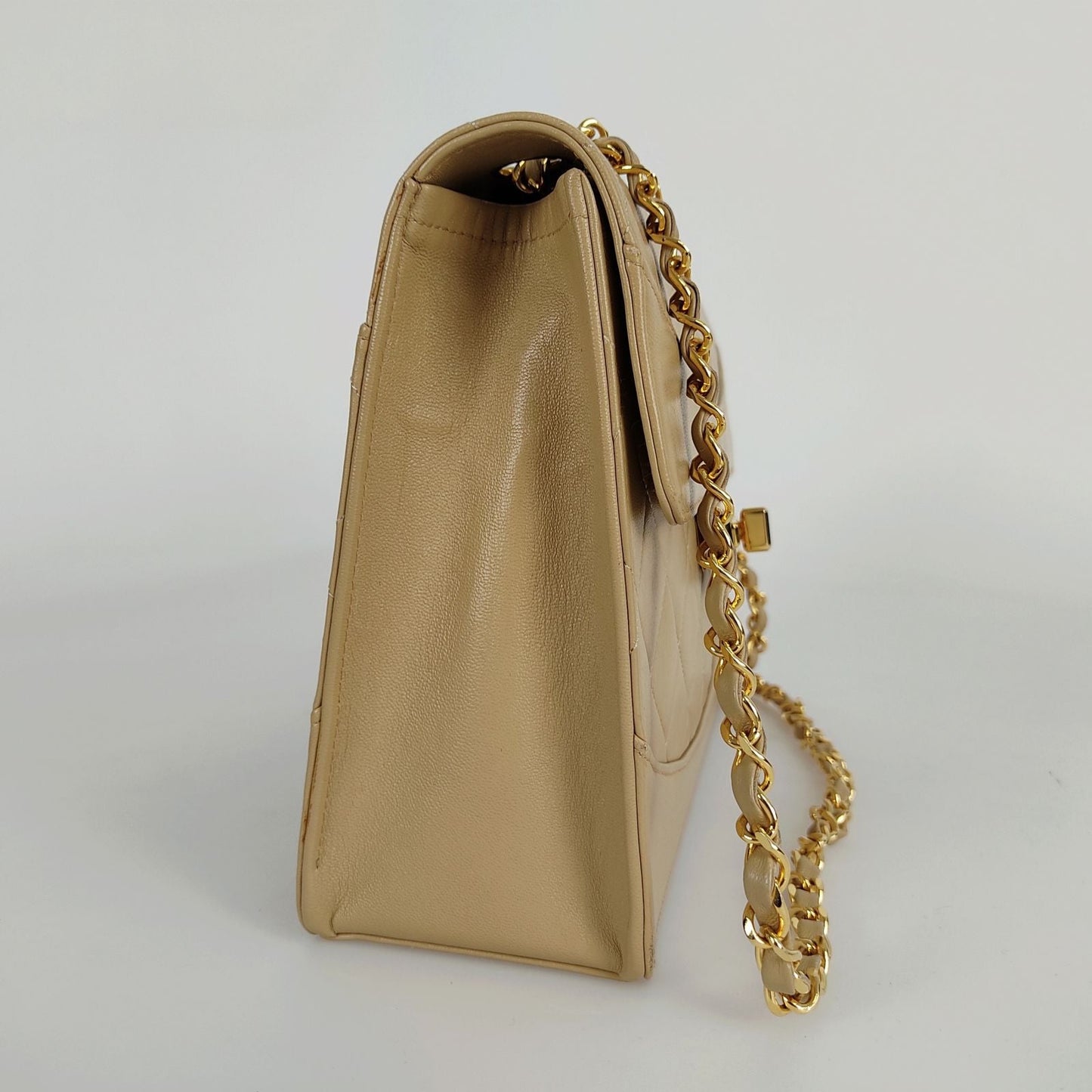 Luxury Chanel Timeless Classica turn lock bag in beige leather