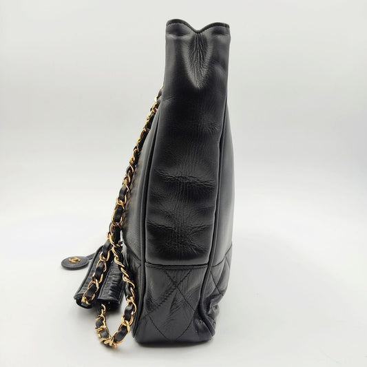 Luxury Chanel Tote shoulder bag in black leather