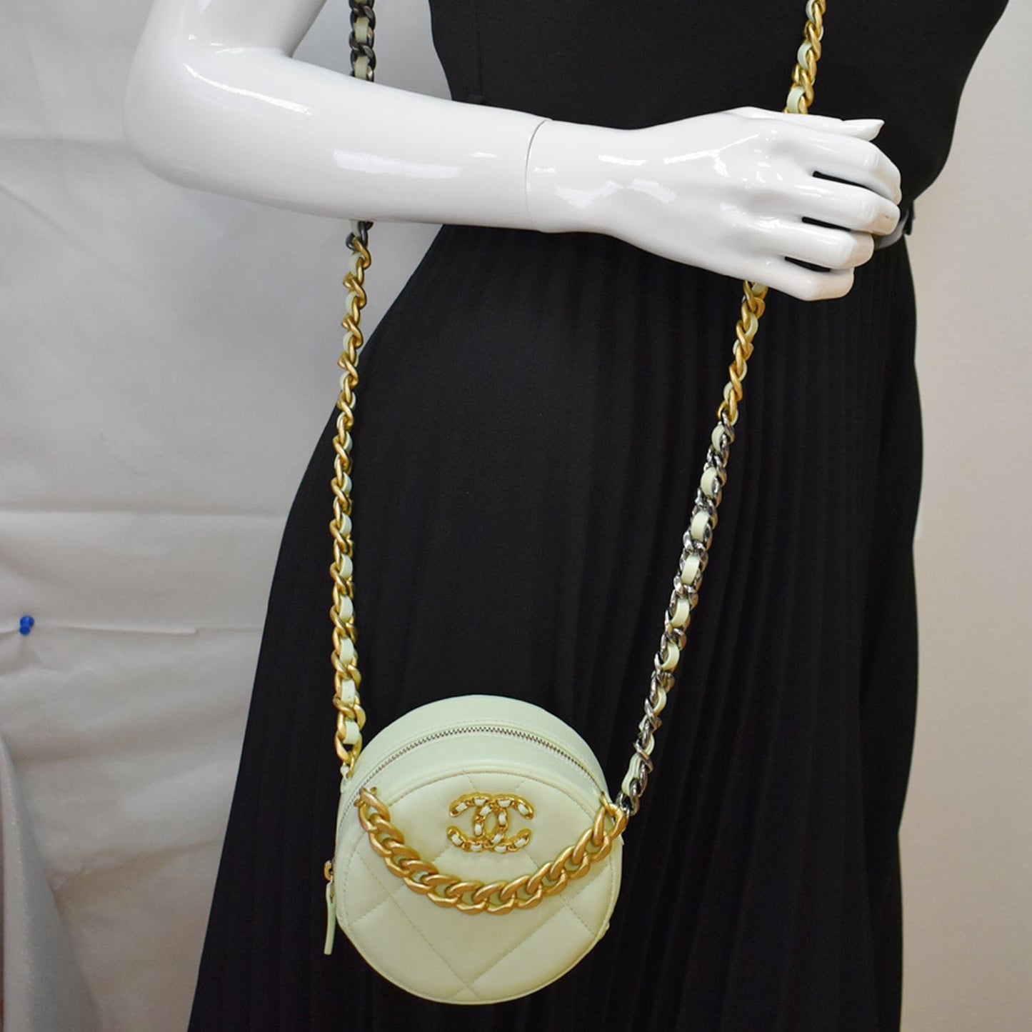 Luxury Chanel 19 Round Quilted Lambskin Leather Clutch Crossbody Bag Light Green