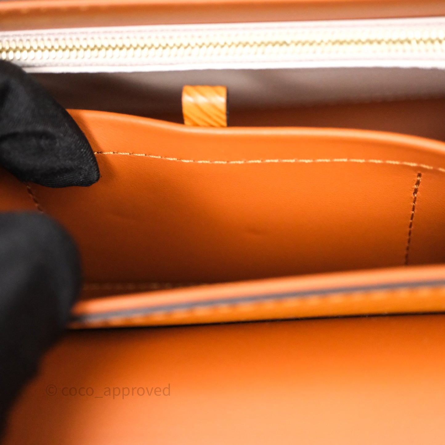 Louis Vuitton Twist Bag MM Gold Honey Epi