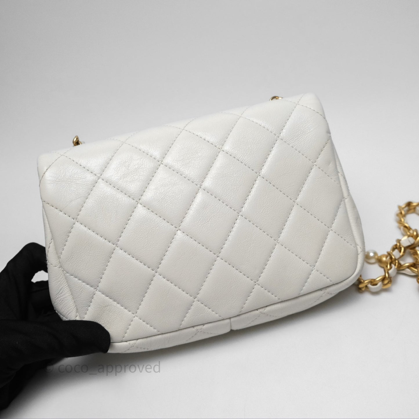 Chanel Quilted Pearl Flap Bag White Shiny Crumpled Calfskin Aged Gold Hardware 22C