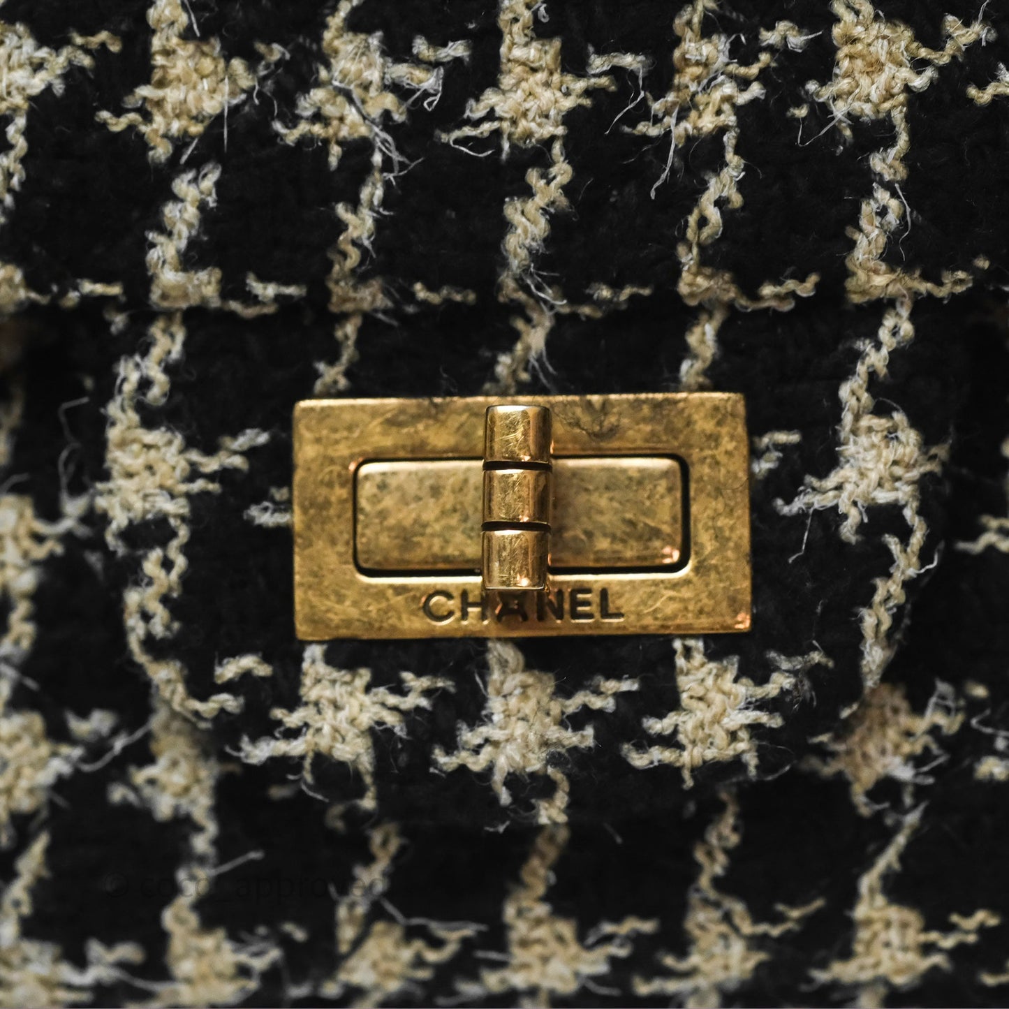 Chanel Reissue 225 Houndstooth Tweed Black Beige Aged Gold Hardware