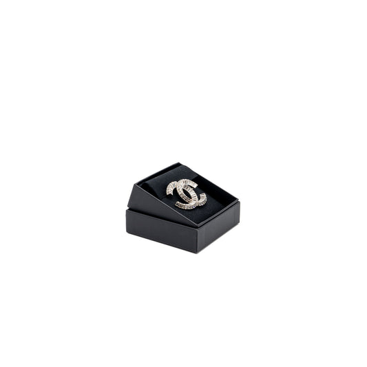 CHANEL CC LOGO BROOCH METAL/STRASS SILVER TONE