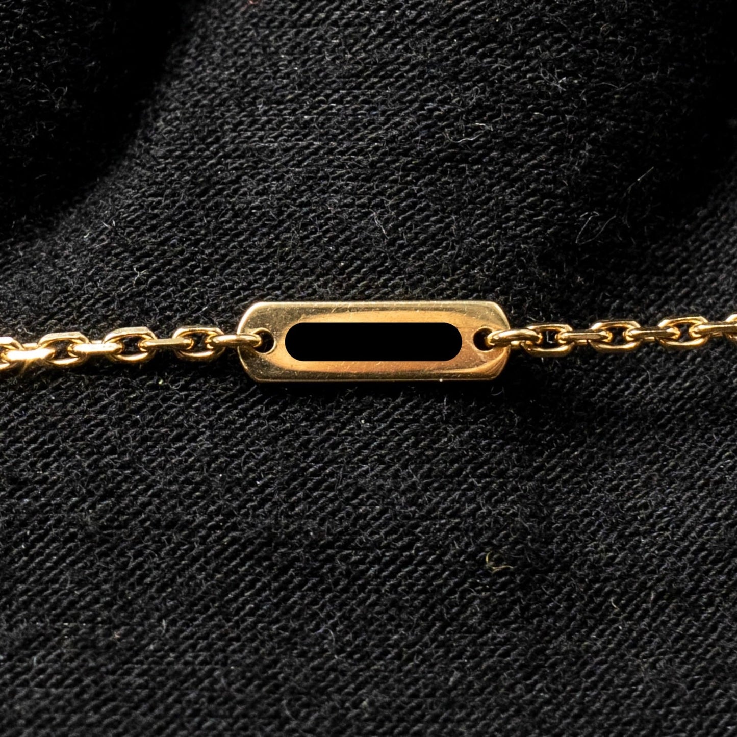 Van Cleef Vintage Alhambra pendant 18K yellow gold / carnellian