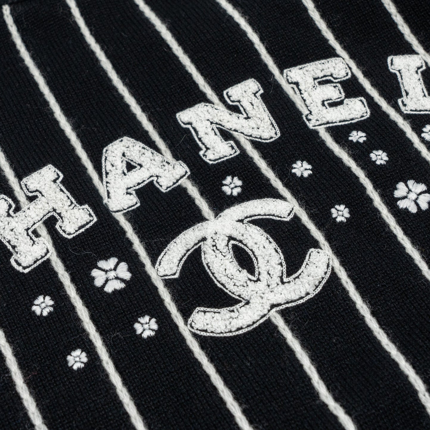Chanel size 36 23p cardigan cashmere black/white