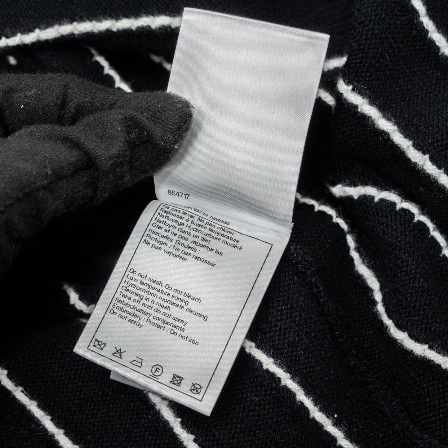 Chanel size 36 23p cardigan cashmere black/white