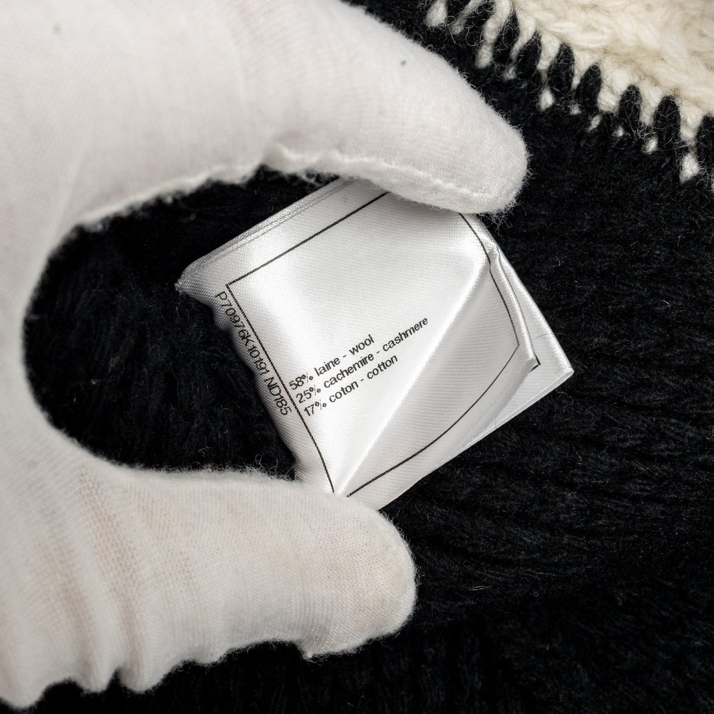 Chanel Size 38 CC Logo Sweater Wool/Cashmere/Cotton White/Black SHW