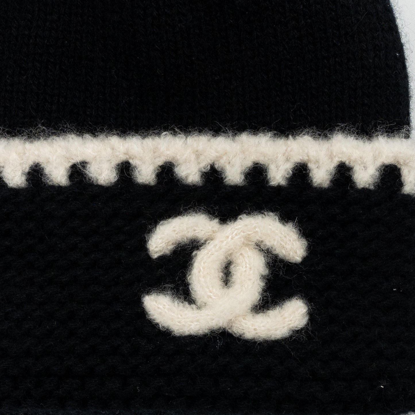 Chanel 23A cashmere beanie / hat black / white