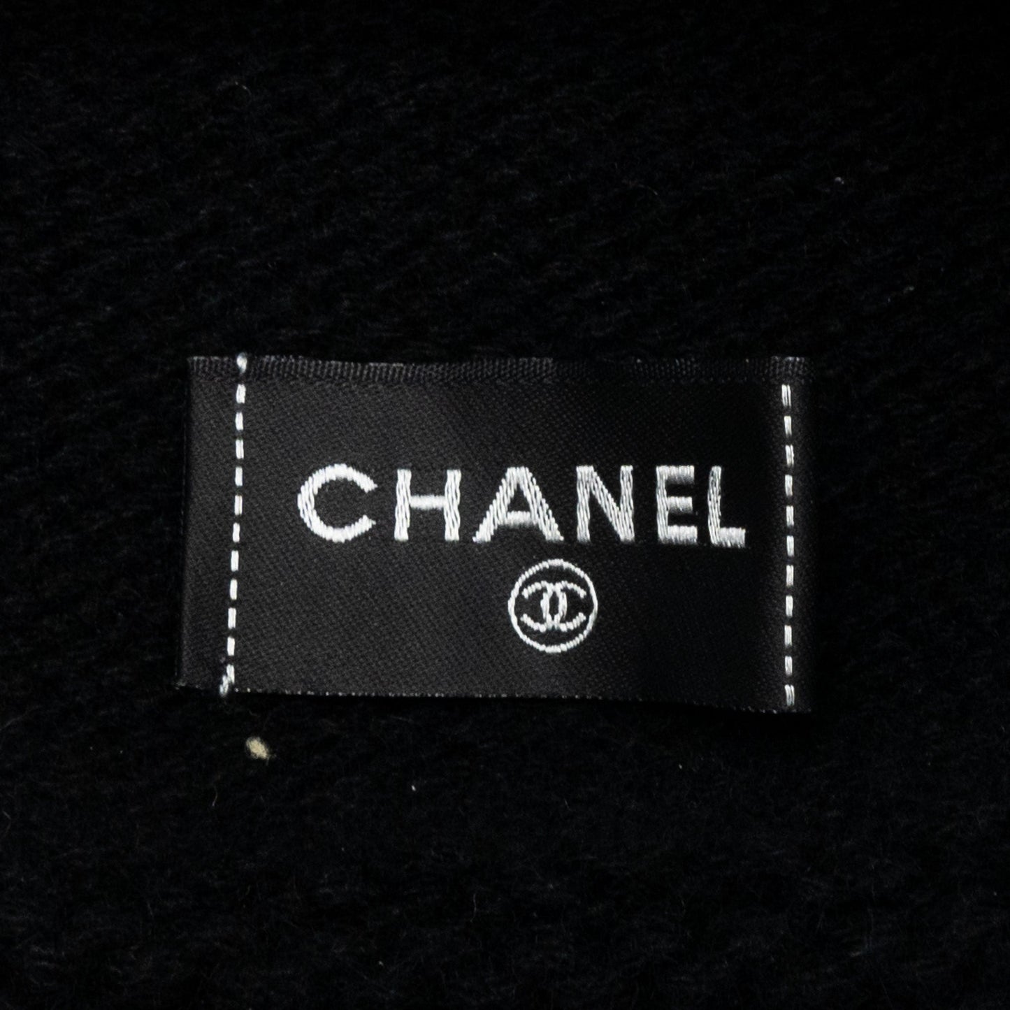 Chanel 23A cashmere beanie / hat black / white
