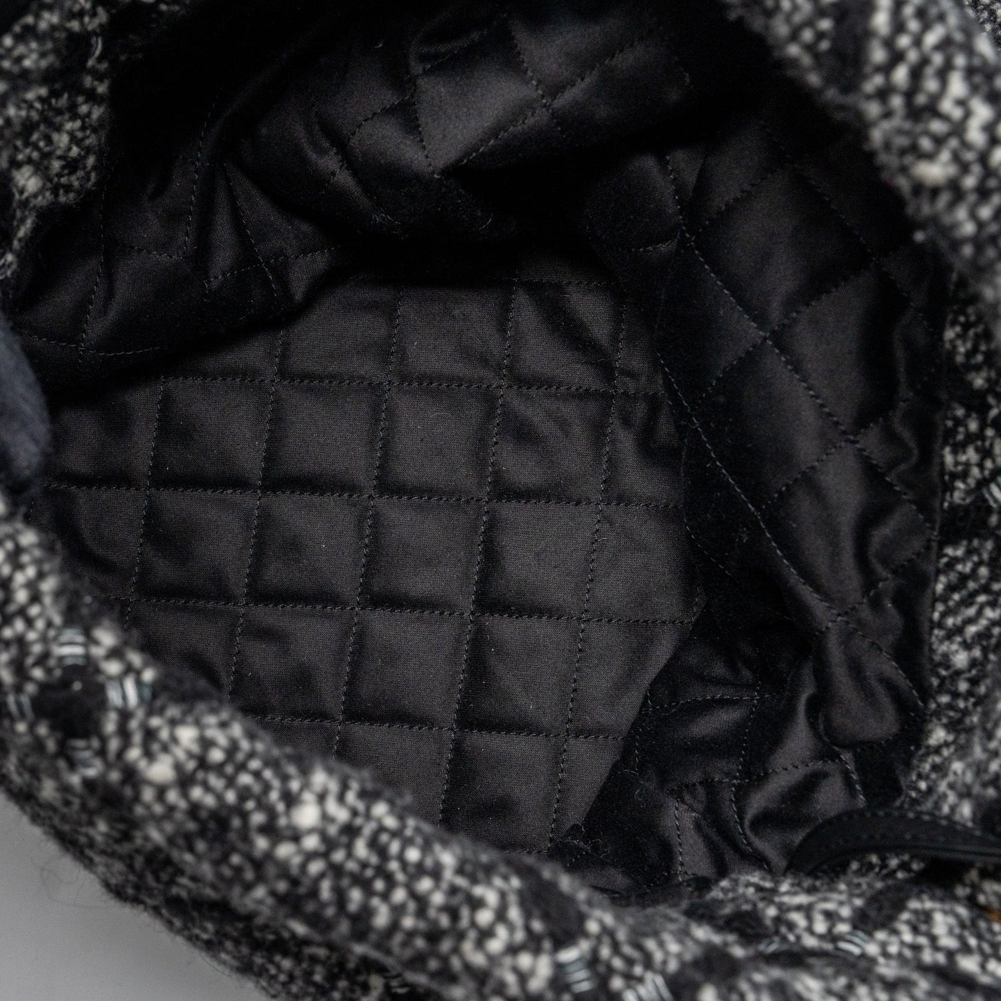 Chanel Medium 22 bag tweed black / grey GHW (microchip)