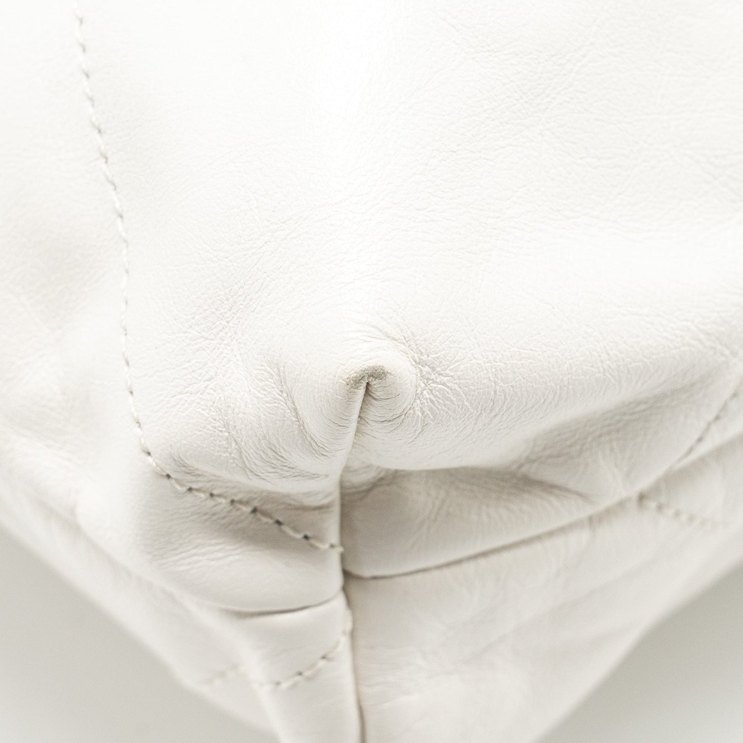 Chanel Medium 22bag calfskin white GHW (microchip)