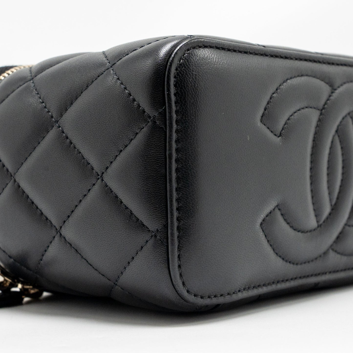 Chanel Pearl Crush Long Vanity Case Lambskin black GHW (Microchip)