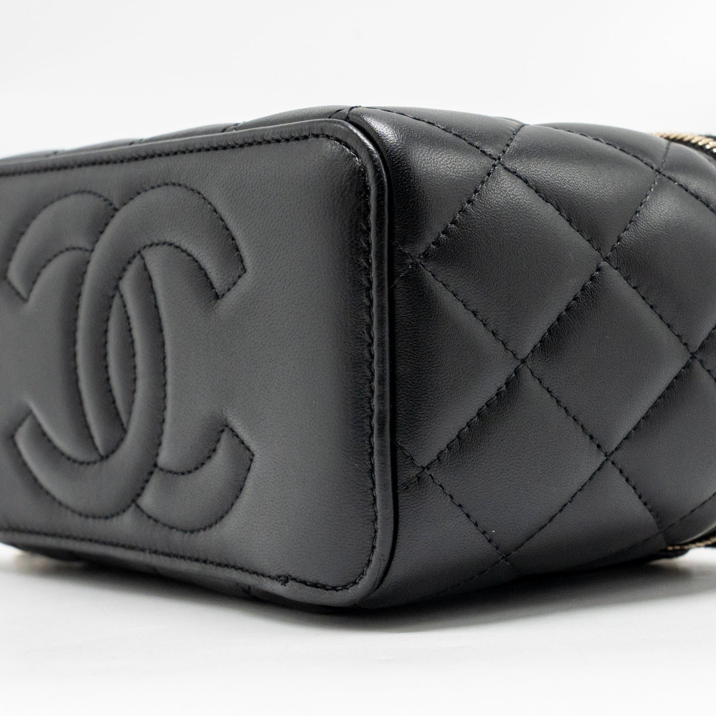 Chanel Pearl Crush Long Vanity Case Lambskin black GHW (Microchip)