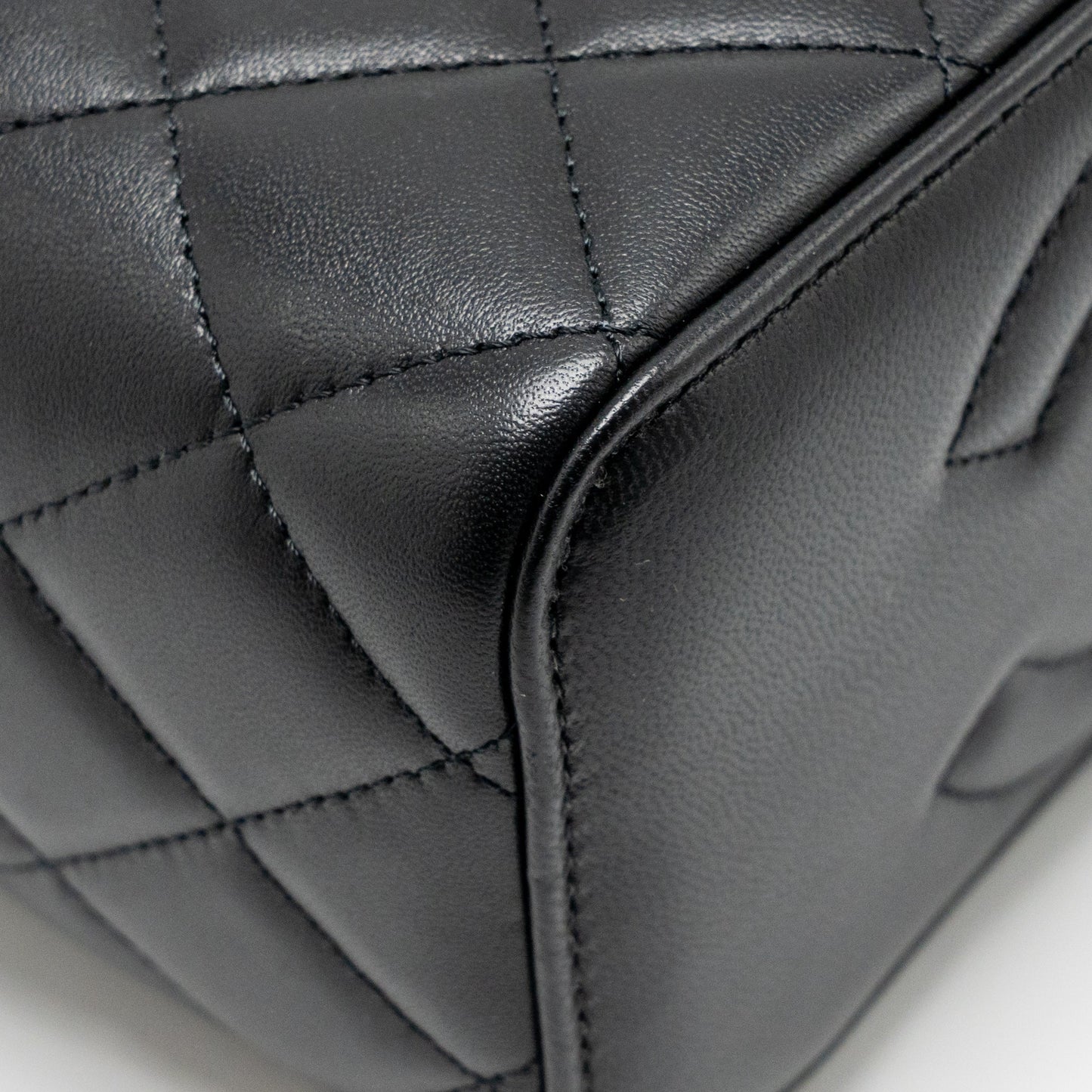 Chanel Pearl Crush Long Vanity Case Lambskin black GHW (Microchip)