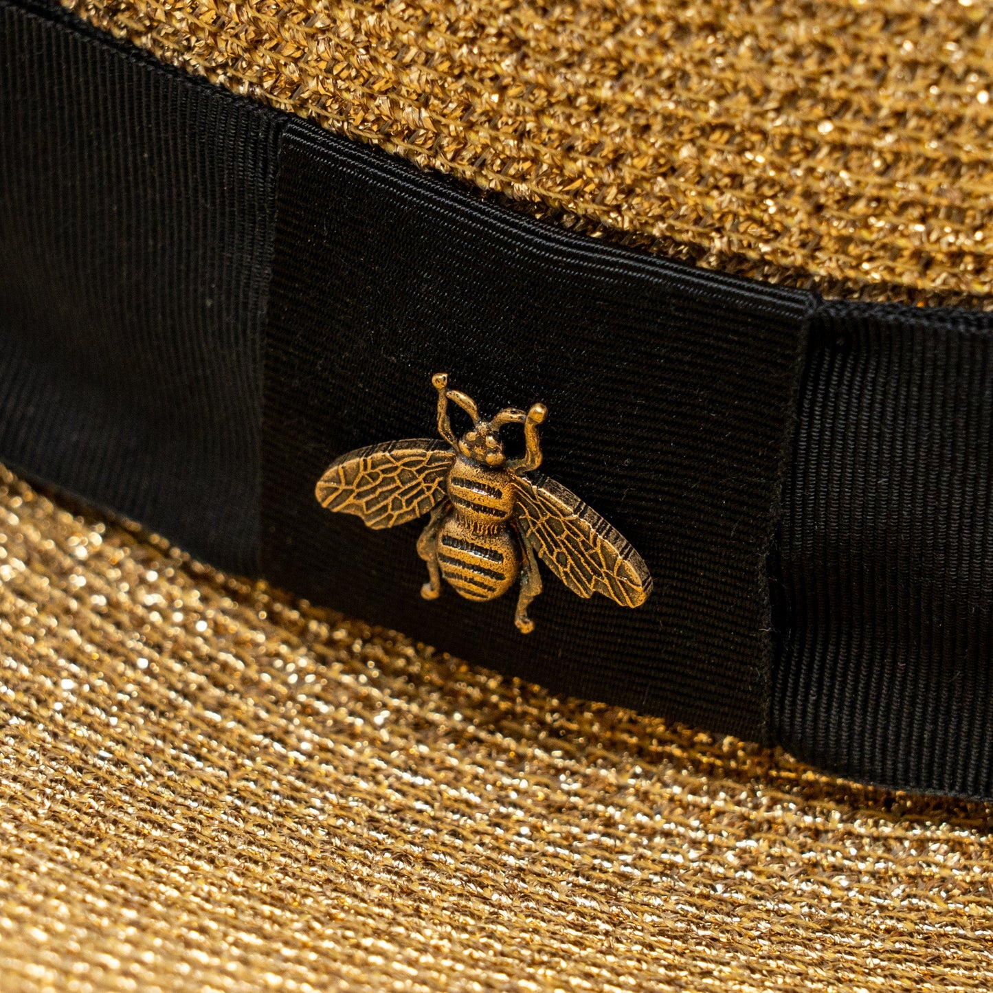 Gucci Size S 56cm Bow and Metal Bee Detailed Lame Papier Hat Straw Effect Fabric Gold/Black