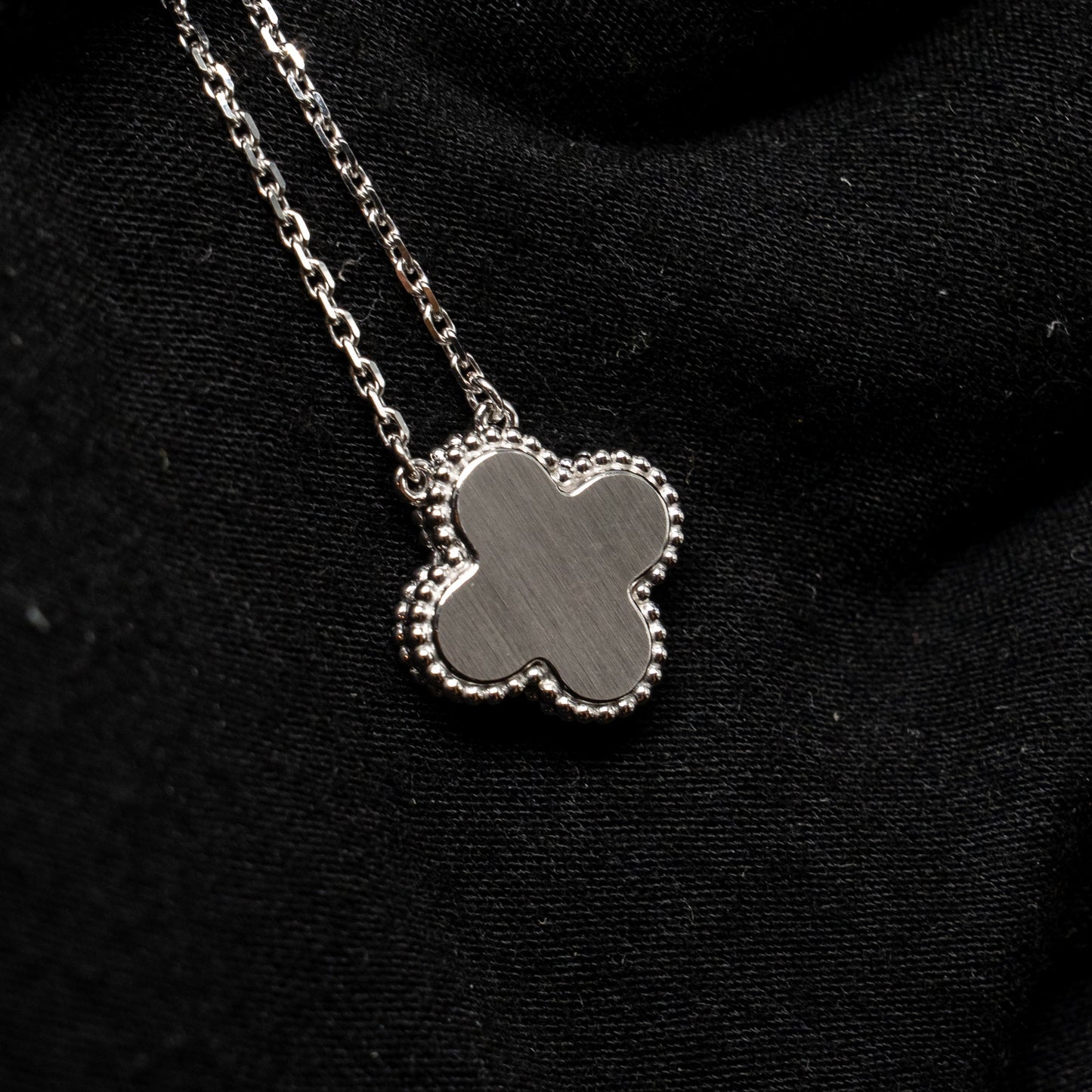 Van Cleef & arpels 2022 holiday limited vintage alhambra pendant porcelain/white gold/diamond