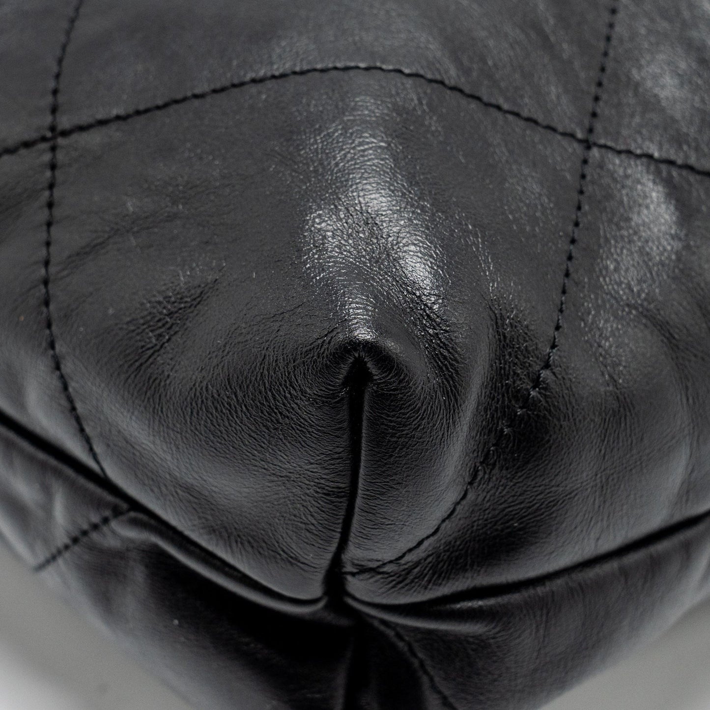 Chanel medium 22 bag Calfskin Black SHW (Microchip)