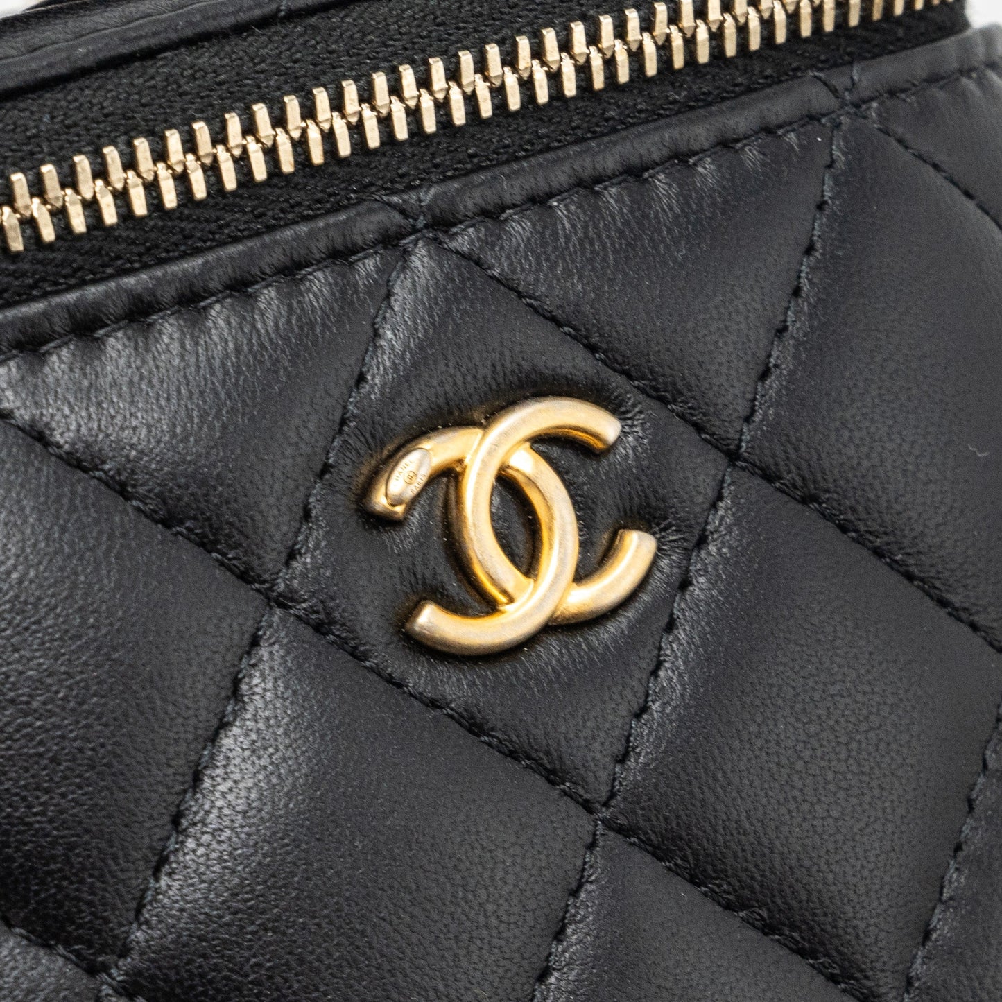 Chanel pearl crush mini vanity with chain lambskin Black GHW