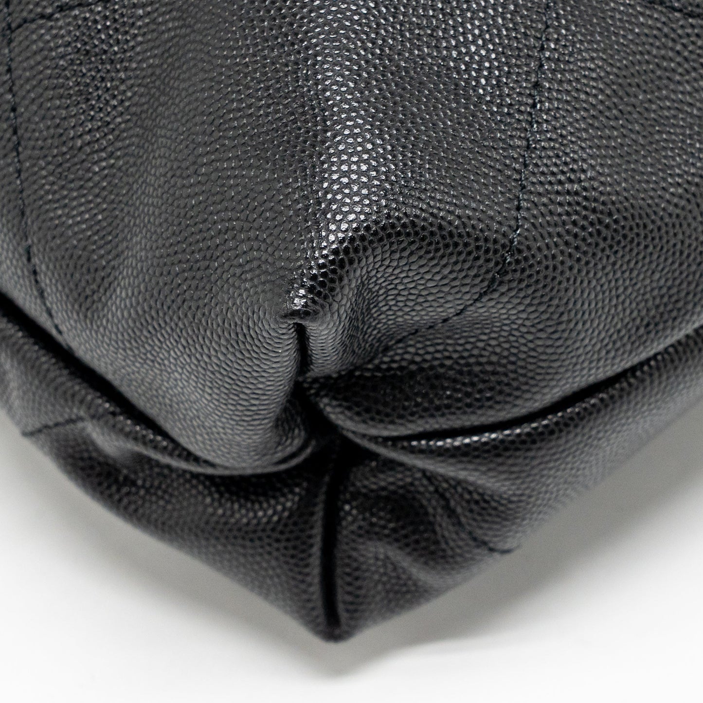Chanel Medium 22 Bag Caviar Black GHW (Microchip)