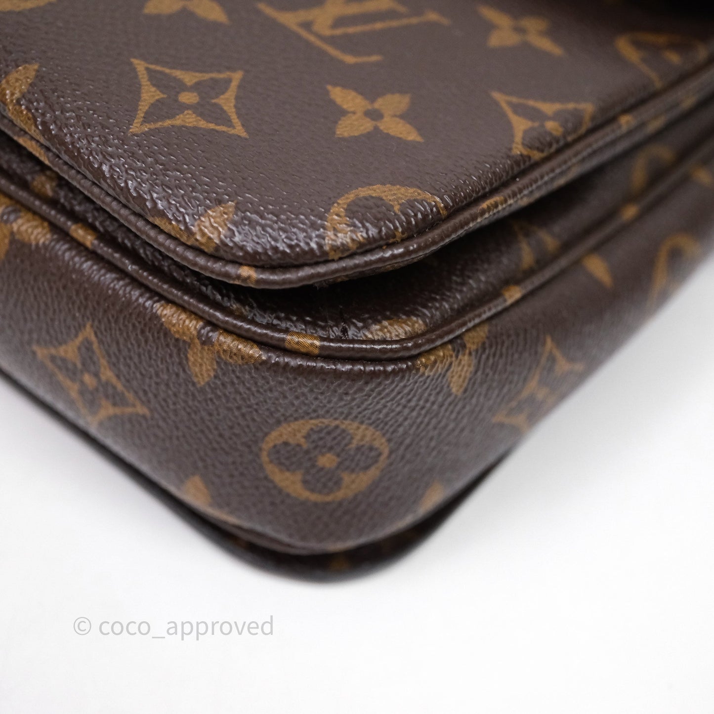 Louis Vuitton Pochette Metis Monogram Canvas