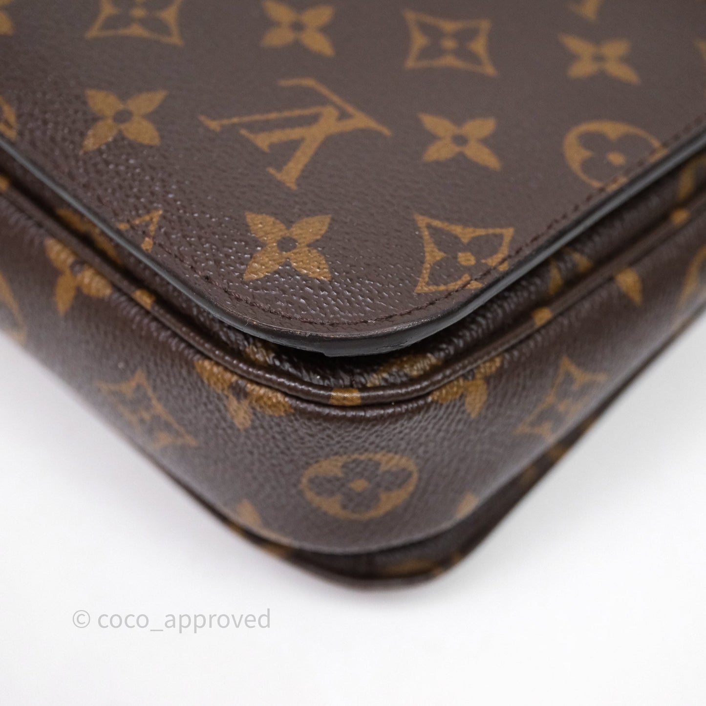 Louis Vuitton Pochette Metis Monogram Canvas