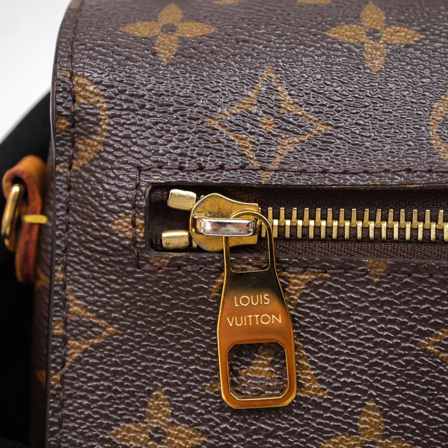 Louis Vuitton Pochette Metis Monogram Canvas