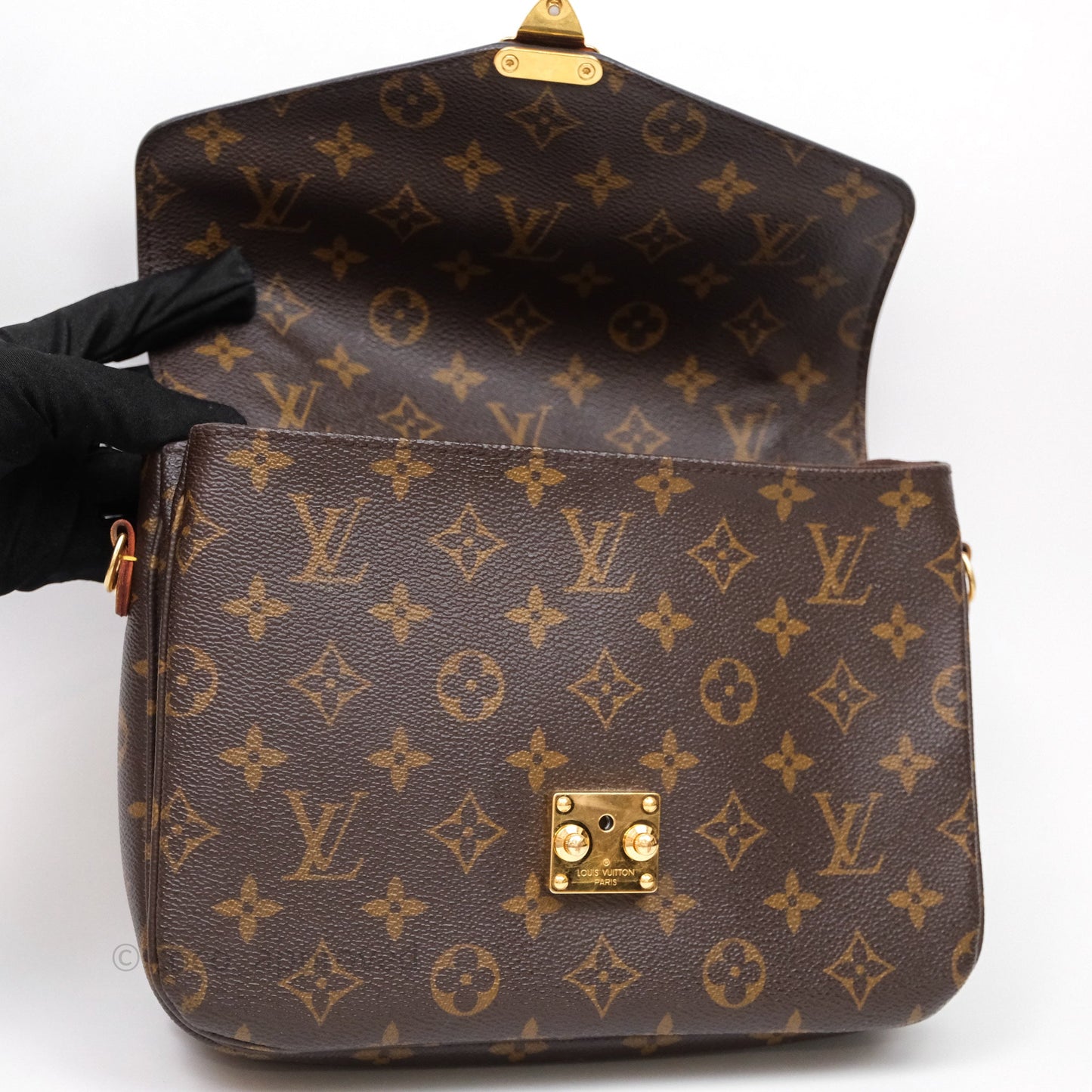 Louis Vuitton Pochette Metis Monogram Canvas