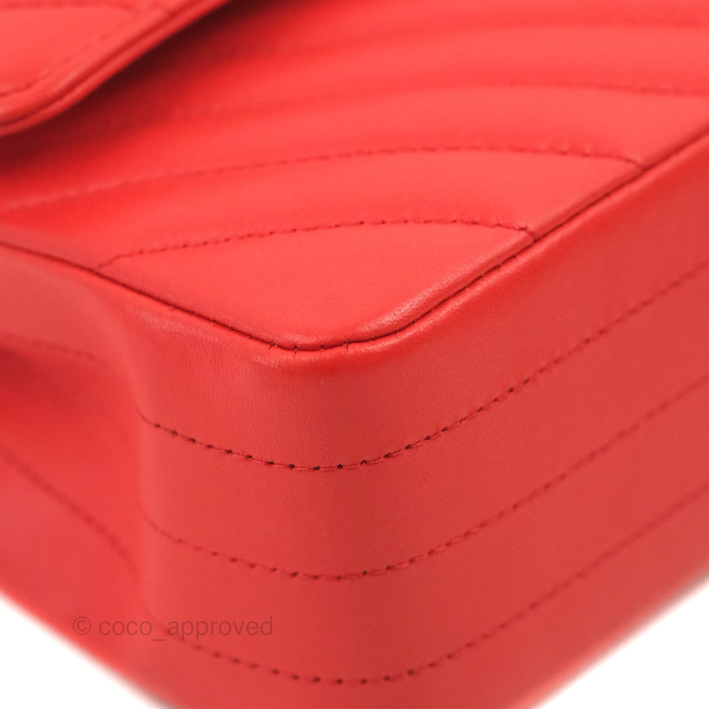 Chanel Classic M/L Medium Flap Chevron Red Lambskin Gold Hardware