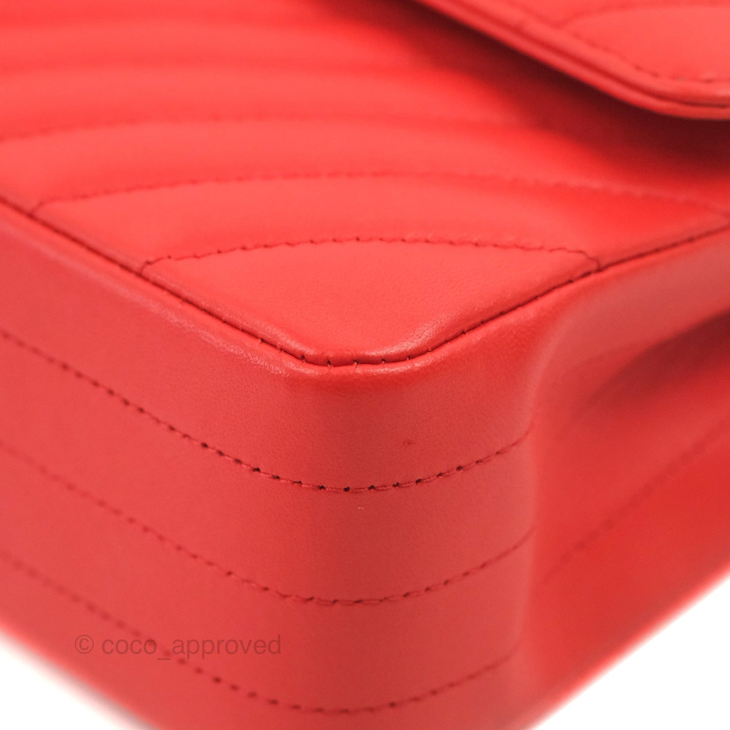 Chanel Classic M/L Medium Flap Chevron Red Lambskin Gold Hardware