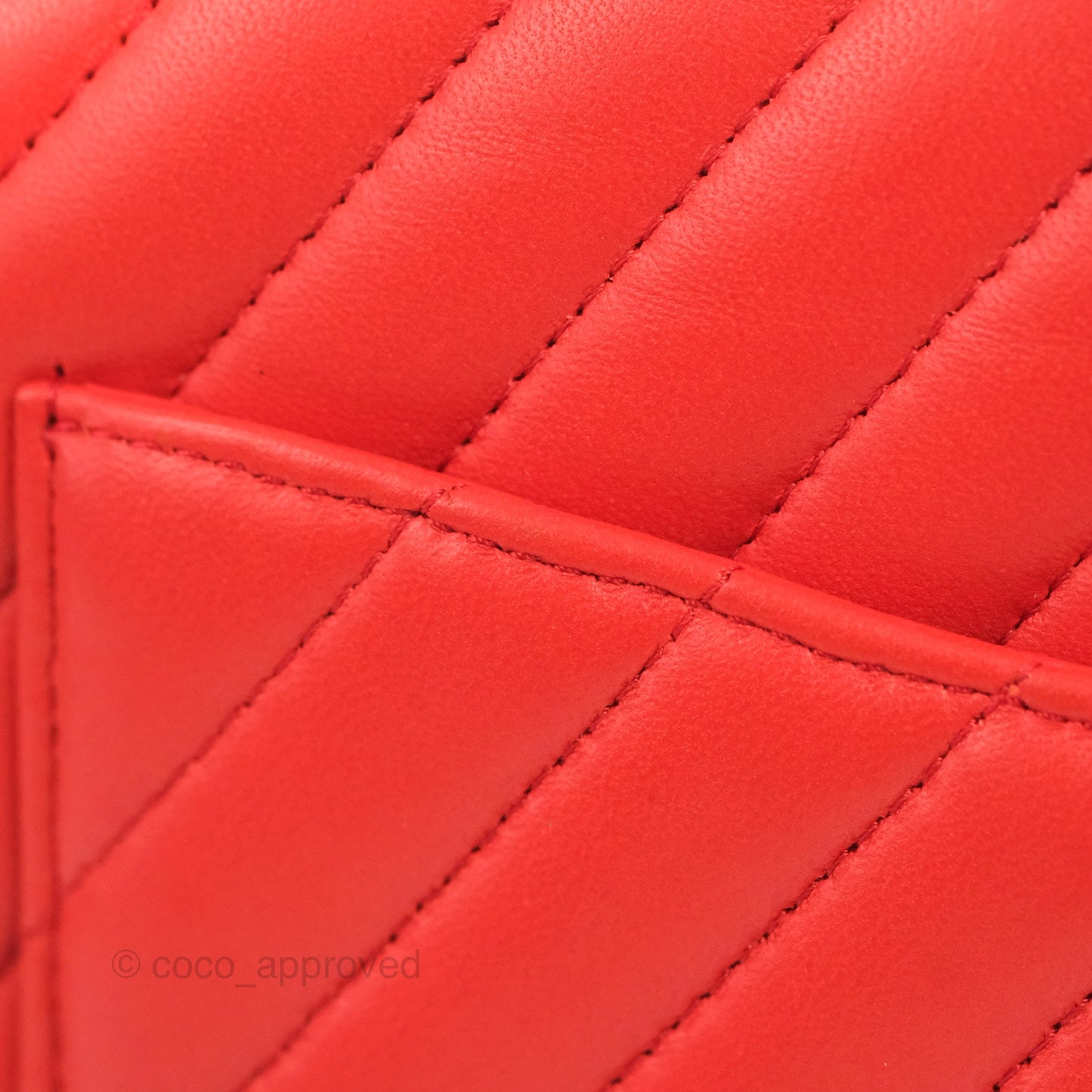Chanel Classic M/L Medium Flap Chevron Red Lambskin Gold Hardware