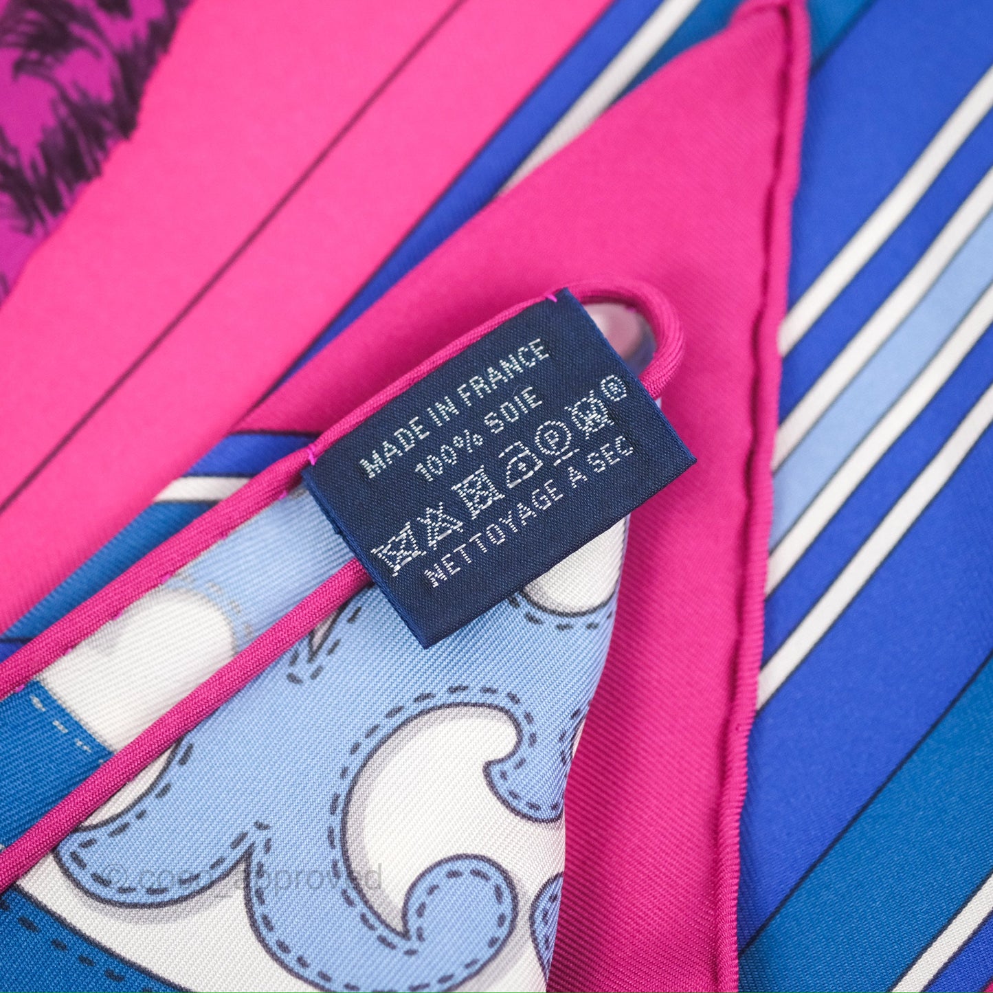 Hermès Silk Scarf Giant Triangle Couvertures et Tenues de Jour