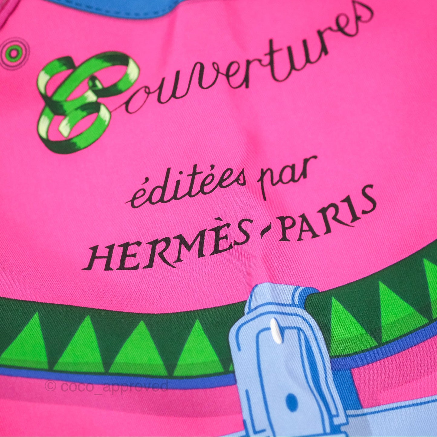 Hermès Silk Scarf Giant Triangle Couvertures et Tenues de Jour