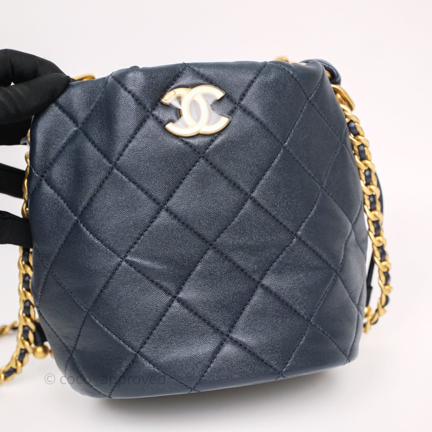Chanel Small Entwined Chain Drawstring Bucket Bag Navy Lambskin Age Gold Hardware