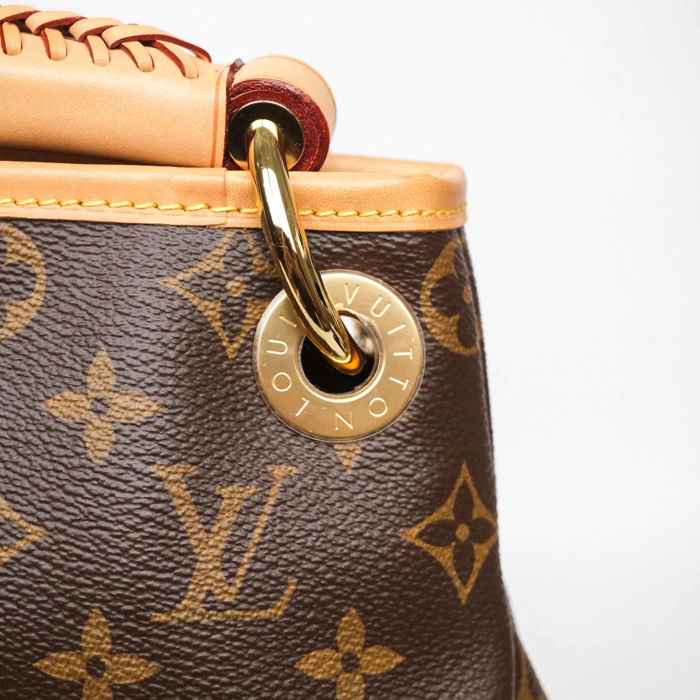 Louis Vuitton Artsy Monogram MM