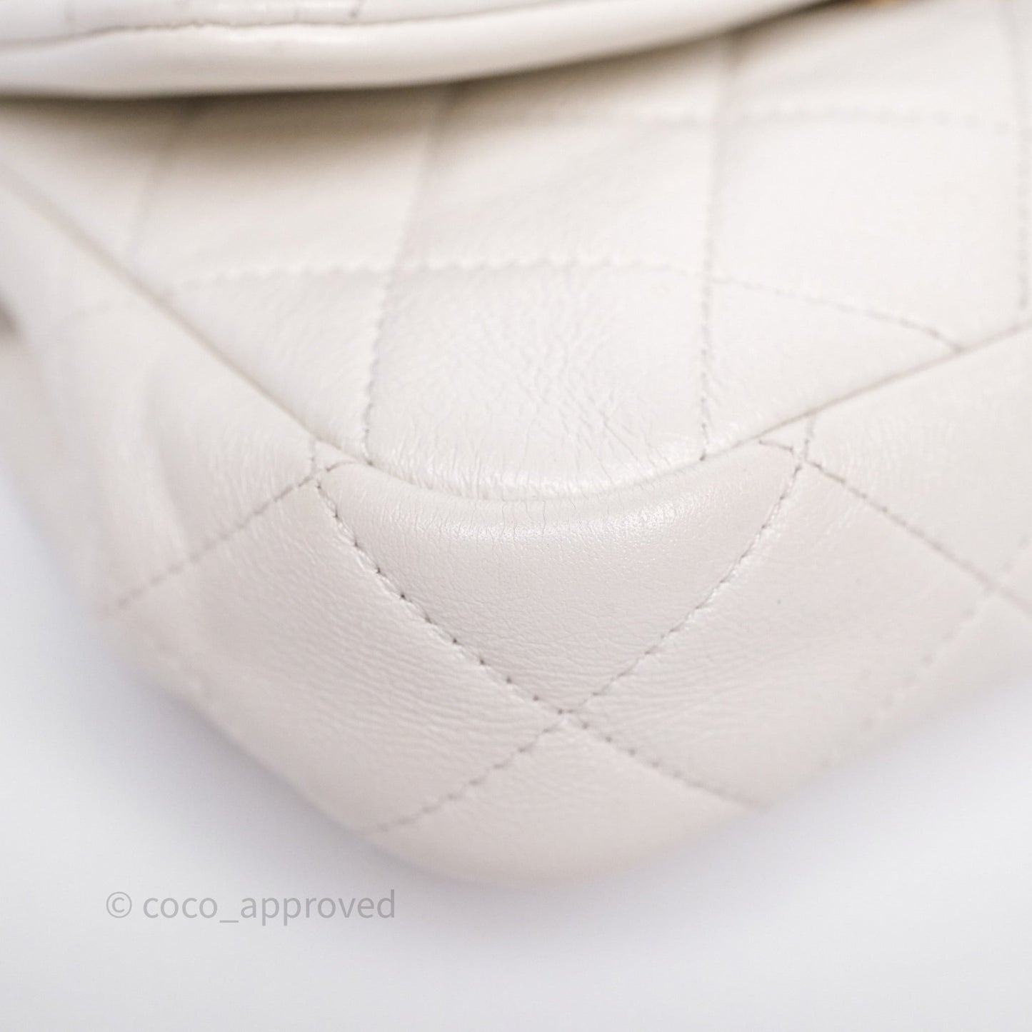 Chanel Quilted Pearl Flap Bag White Shiny Crumpled Calfskin Aged Gold Hardware 22C