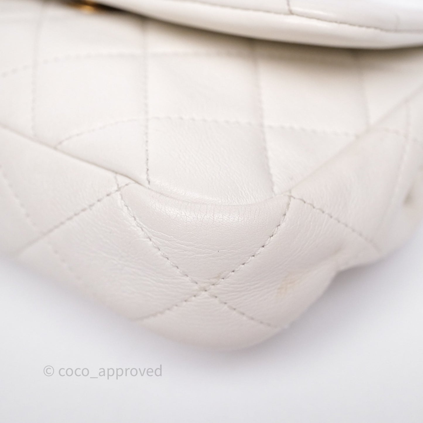 Chanel Quilted Pearl Flap Bag White Shiny Crumpled Calfskin Aged Gold Hardware 22C