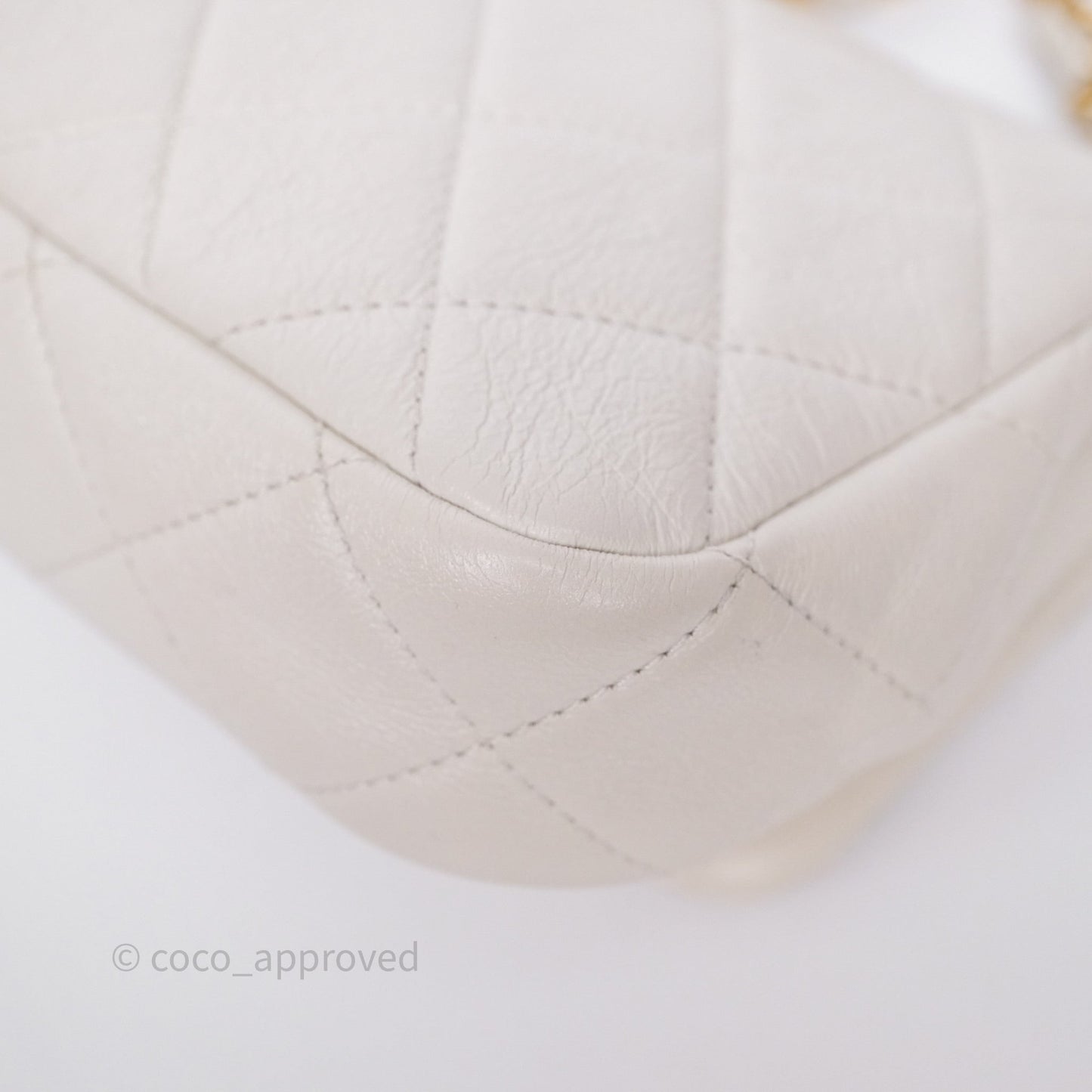 Chanel Quilted Pearl Flap Bag White Shiny Crumpled Calfskin Aged Gold Hardware 22C
