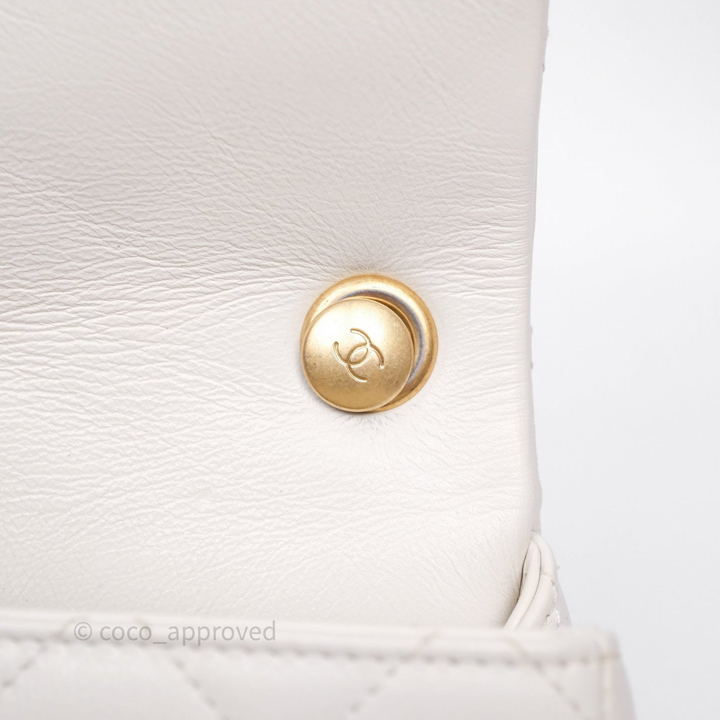 Chanel Quilted Pearl Flap Bag White Shiny Crumpled Calfskin Aged Gold Hardware 22C