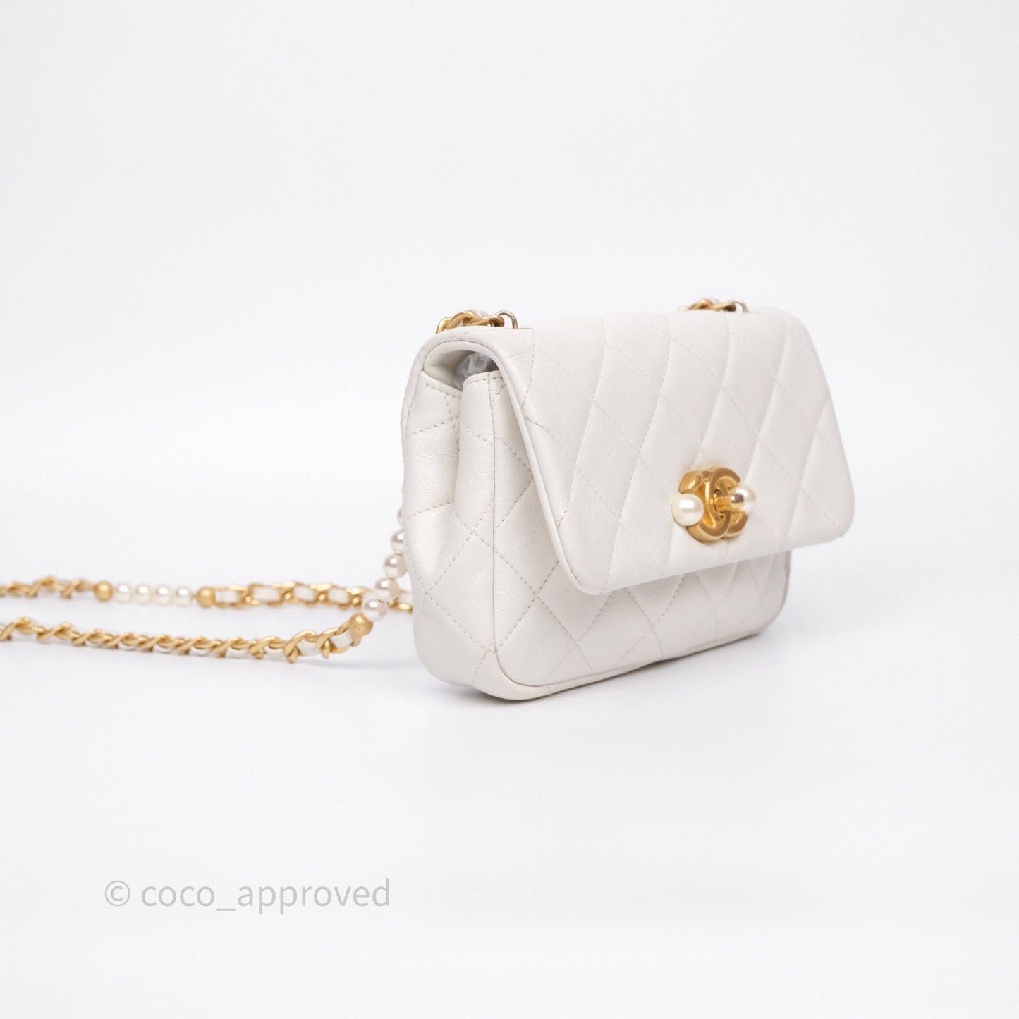 Chanel Quilted Pearl Flap Bag White Shiny Crumpled Calfskin Aged Gold Hardware 22C